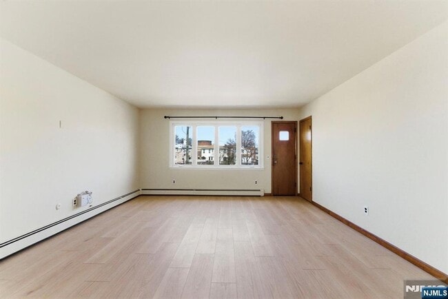 Photo - 370 Henry St