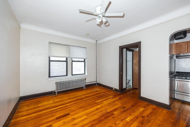 Building Photo - 948 W Cuyler Ave Unit 209
