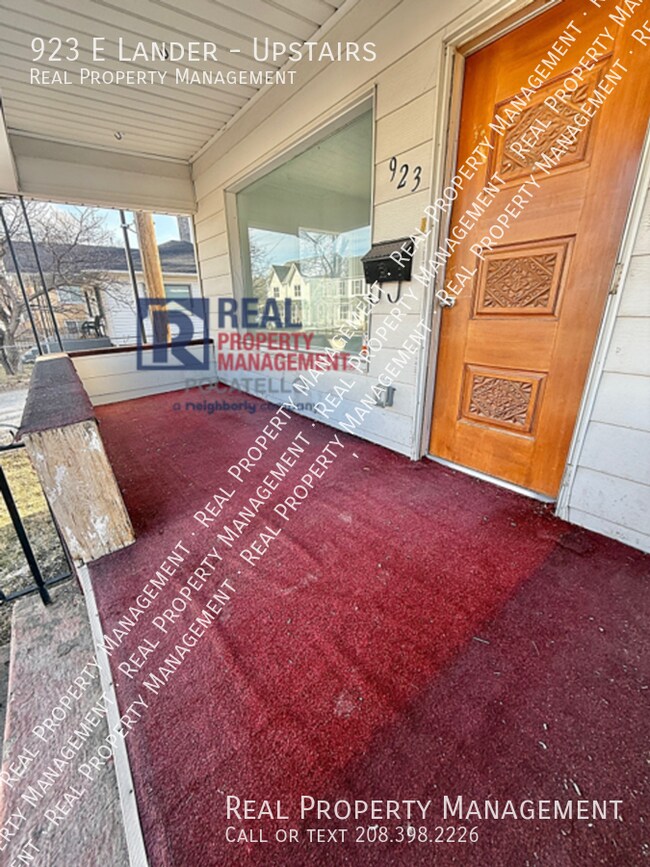 Photo - 2 bed 1 bath - Upstairs unit Unit Upstairs