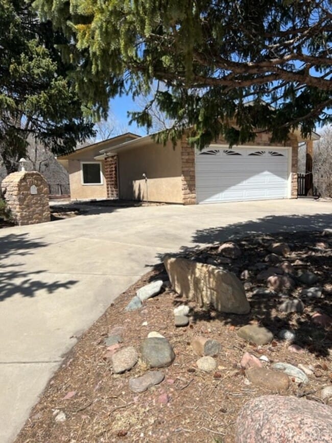 Building Photo - 4 BEDROOM HOME IN SKYWAY!!