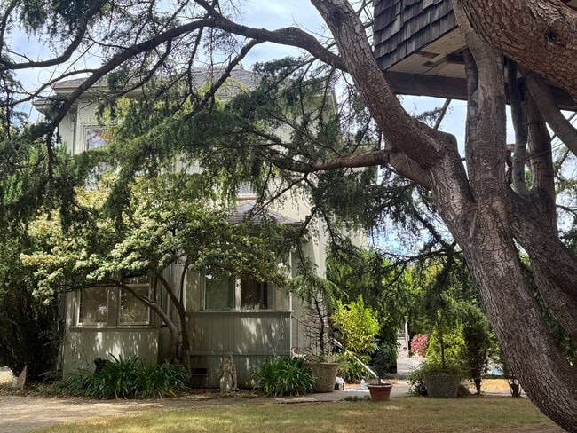 Building Photo - Carson &amp; L Unit B