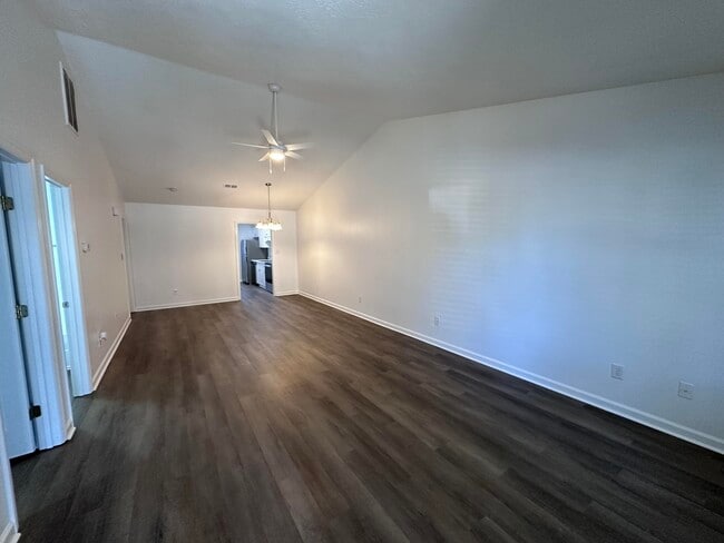 Photo - 531 Edgecliff Ln