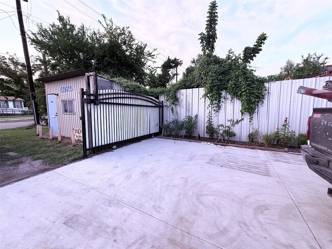 6325 Cullen Blvd