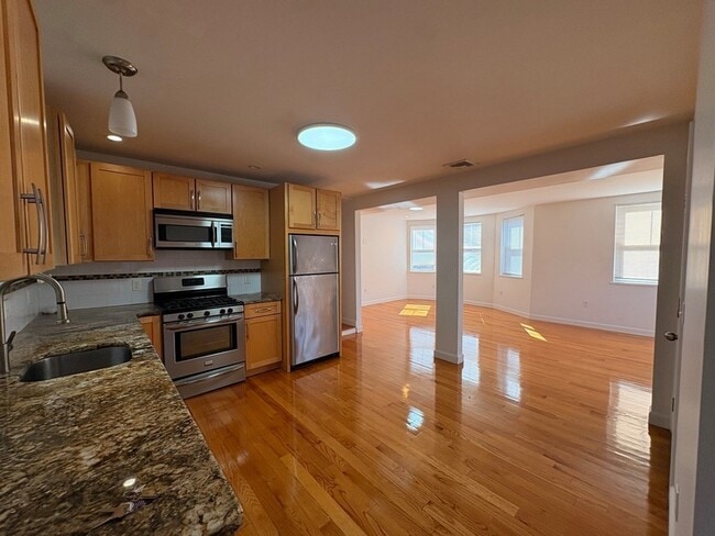 Building Photo - 411 Shirley St Unit 2