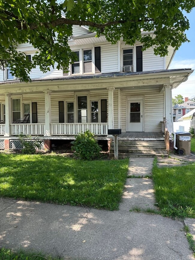 Building Photo - Spacious 1 Bed, 1 Bath in the Heart of Man... Rental