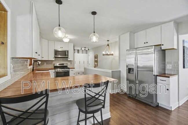 Photo - 6593 Crownpointe Dr SW