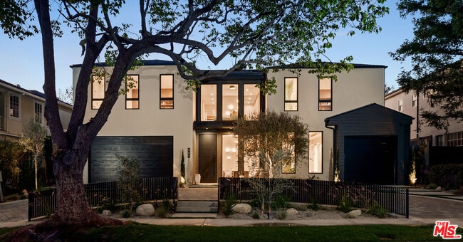 Building Photo - 565 Toyopa Dr