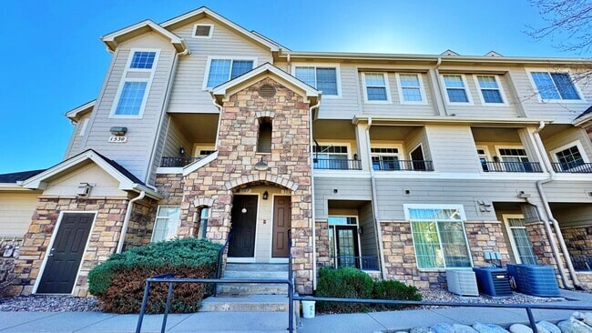 Building Photo - Fantastic NEWER Paint NEWER Carpet 2 Bed 2... Rental