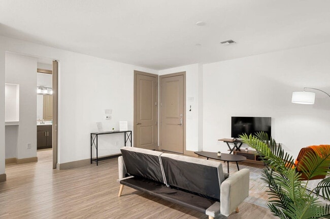 Photo - 555 N College Ave Unidad ID1014439P