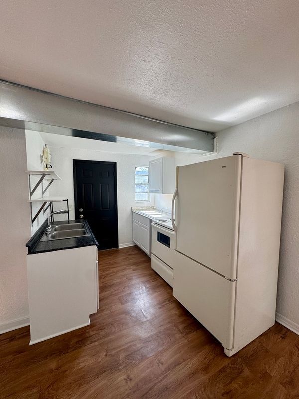 Photo - 929 W 27th St