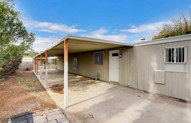 Photo - 136 Sir Thomas Dr