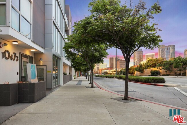 Building Photo - 10473 Santa Monica Blvd Unit ph5