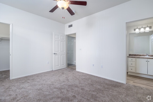 3 habitaciones, 2 baños, 1154 pies cuadrados: dormitorio principal con baño - Avila Apartment Homes