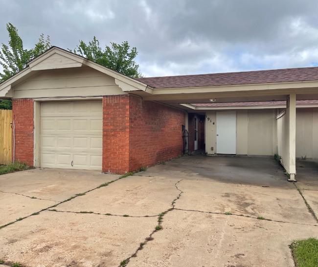 Building Photo - 1914 N Moulton Ct