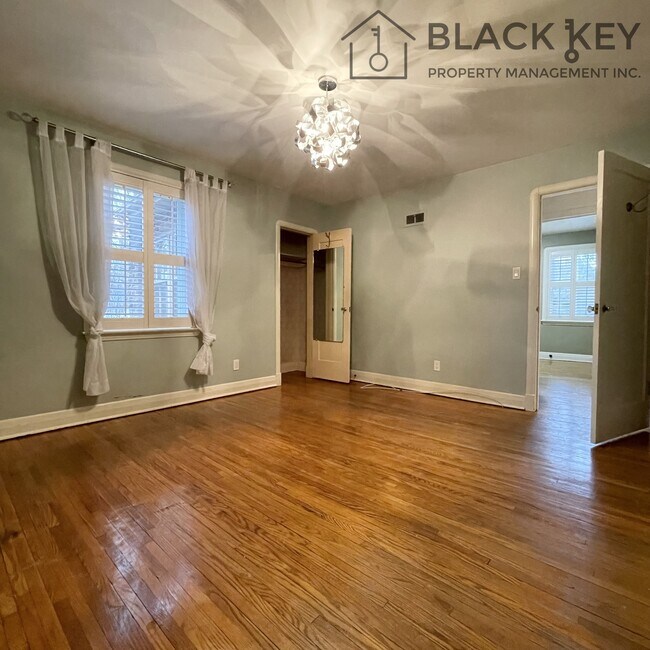 Photo - 564 Queens Ave