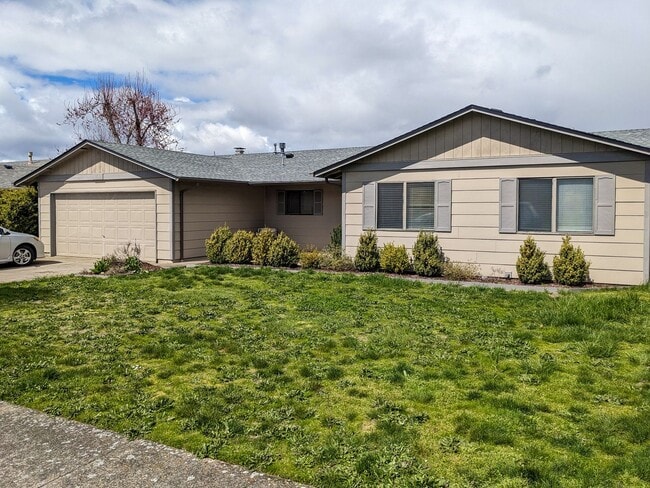 Building Photo - 1613 River Rock Dr NE