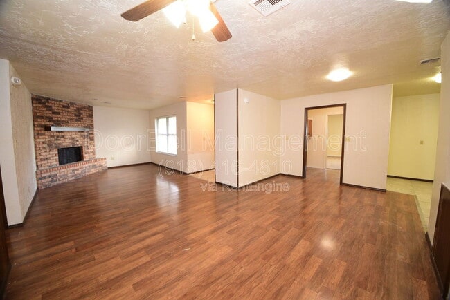 Photo - 746 W Commercial St