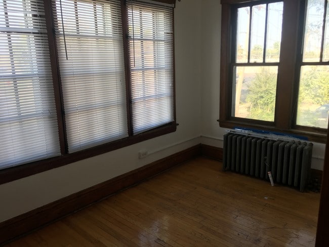 Sunroom, some tenants used as bedroom, no closet. - 4700 W 20th St Unit 3