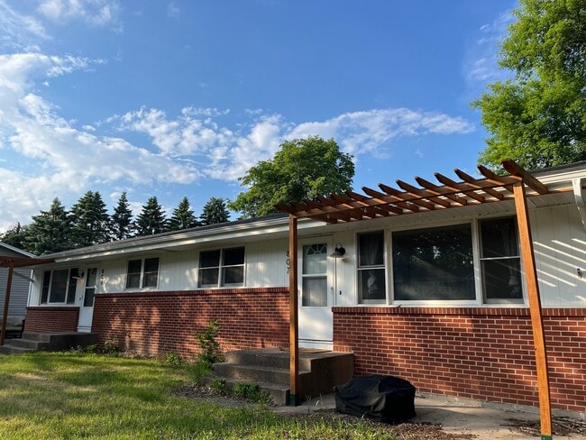 Building Photo - 807 Elm Creek Cir