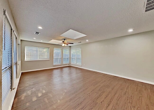 Building Photo - 2207 Cedarcrest Dr