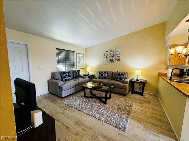 Photo - 4903 Vincennes St Unidad 212