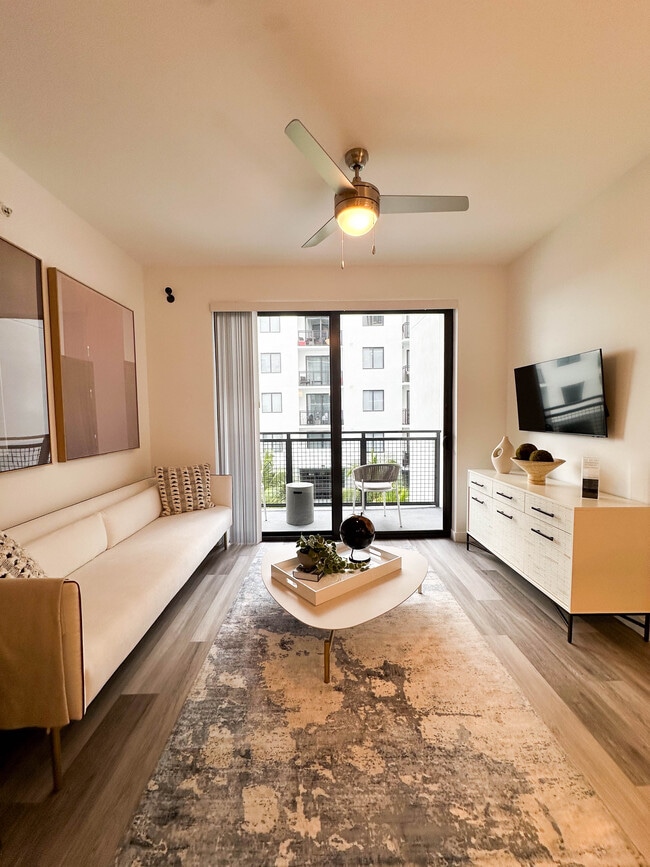 Photo - 670 NE 1st Pl Unidad B3