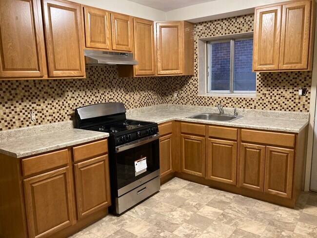 kitchen - 1247 E 69th St Apartments Unit 1