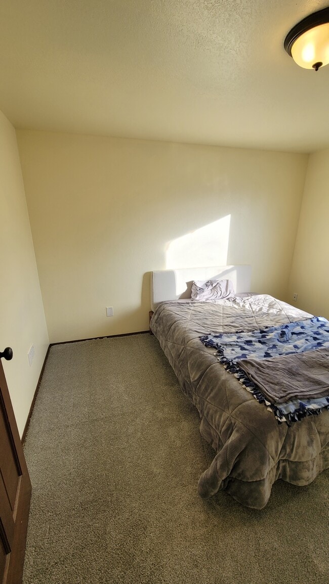 Habitación del piso superior 2 - 9905 157th St E