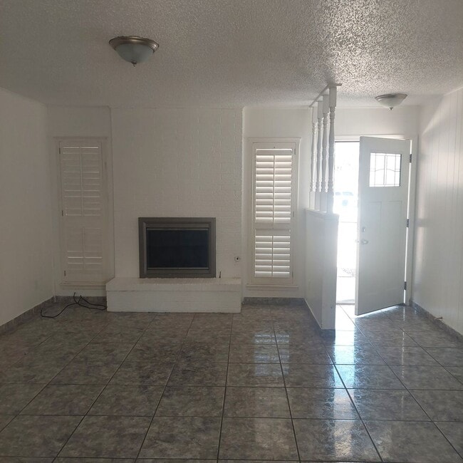 Photo - Welcome Home ! 3 bedroom 1.5 bath rental -DUPLEX