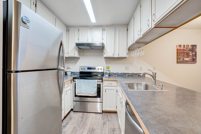 Photo - Natural Light Filled 2bd/2bth Loft Condo in Crown Hill, $2,550/mo. Unidad 203