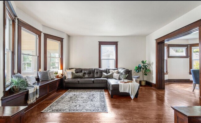 Photo - 203 S Division St