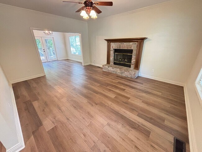 Photo - 1823 W Berry St