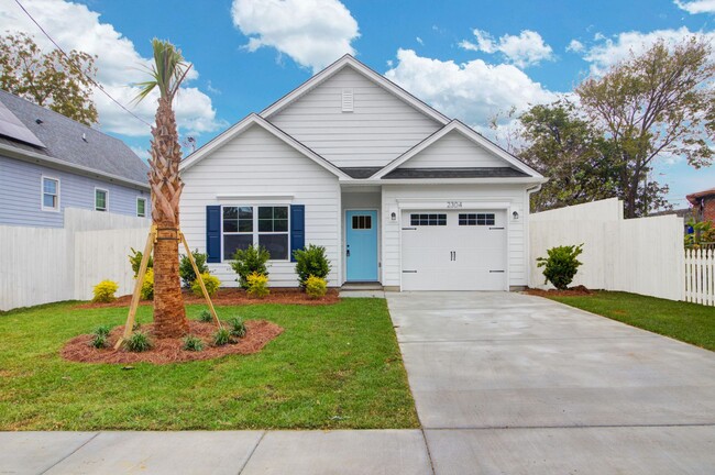 Building Photo - 2304 Delano St