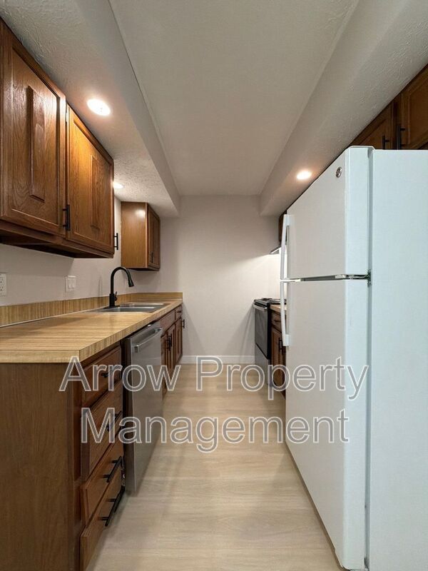 Building Photo - 3341 Holdrege St Unit 10