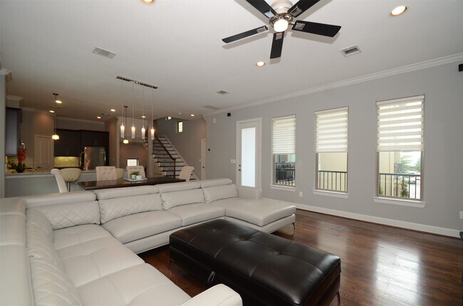 Photo - 2211 Hutchins St