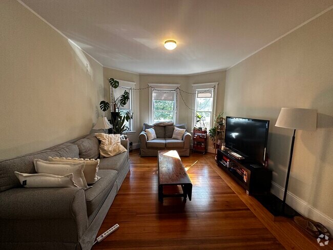 Building Photo - 17 Hunnewell Ave Unit 2 Rental