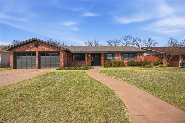 Building Photo - Charming one-of-a-kind 4 Bedroom Home