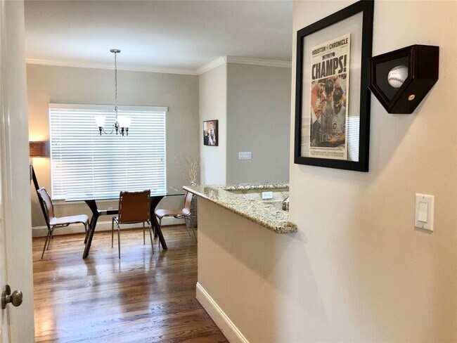 Photo - 319 W 10th St