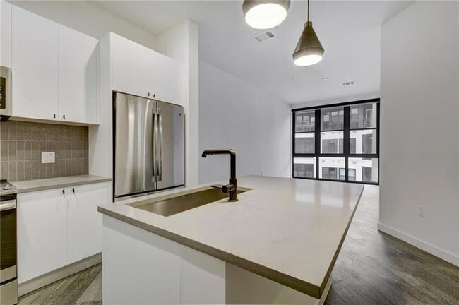 Building Photo - 800 Embassy Dr Unit 511