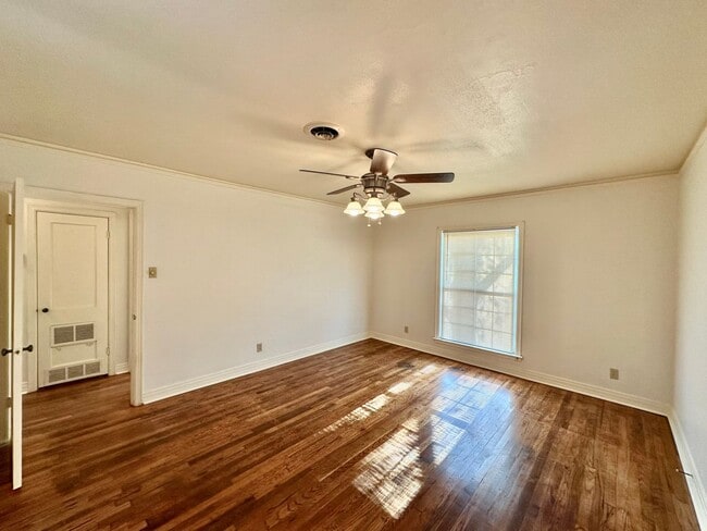 Photo - If You’ve Been Looking for Cozy, This Might Be It | 2/1 Pre-Leasing For 8/1