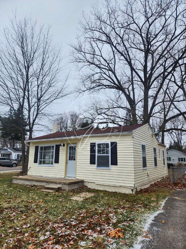 Building Photo - "Charming 2-Bedroom Retreat on Birkdale Road with Cozy 700 sq ft Layout in Toledo!"