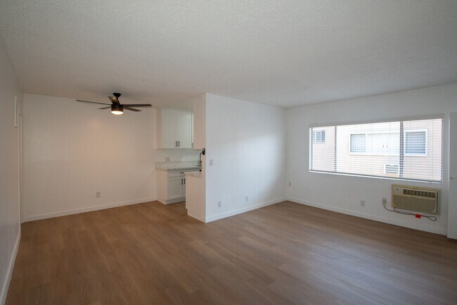 10819 Camarillo St Unidad 06
