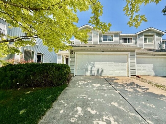 Building Photo - 3 Bedroom 2.5 Bath Townhouse w/ 2-Car Garage!