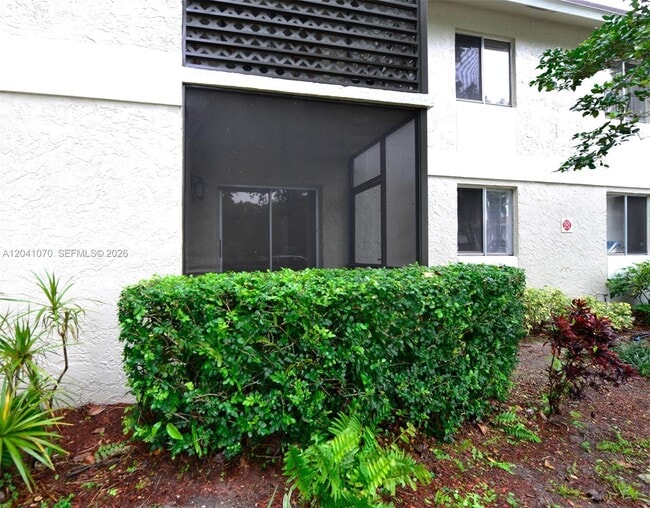 Building Photo - 703 Gardens Dr Unit 102