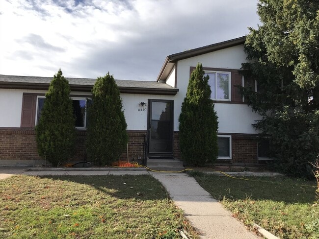 Building Photo - Charming 3BR/2BA with Massive Yard and Gar... Rental