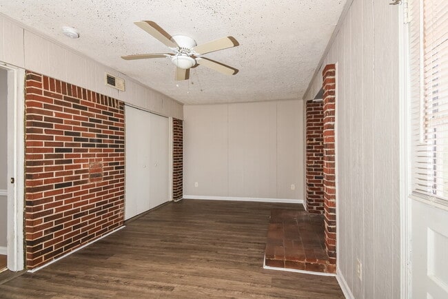 Photo - 1642 Pine Cir