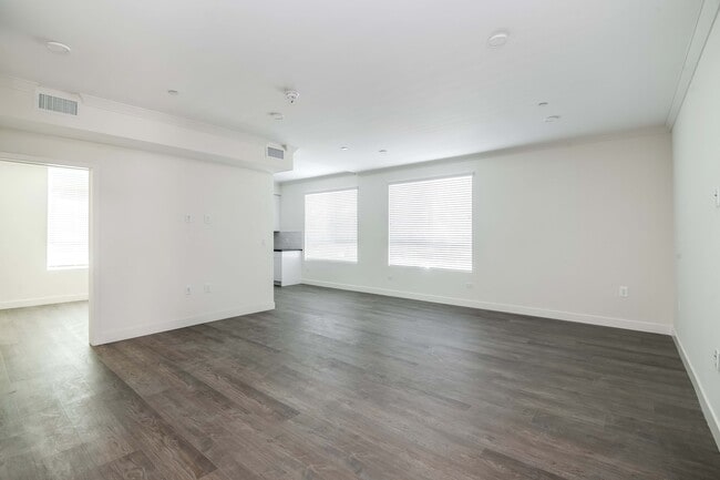 Photo - 6120 Woodman Ave