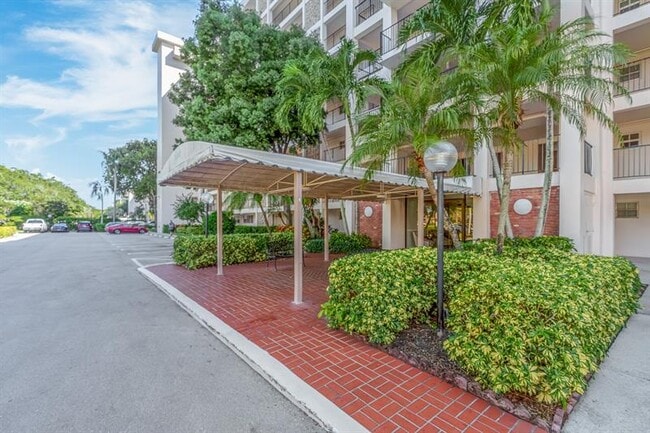 Building Photo - 3050 N Palm Aire Dr Unit 606