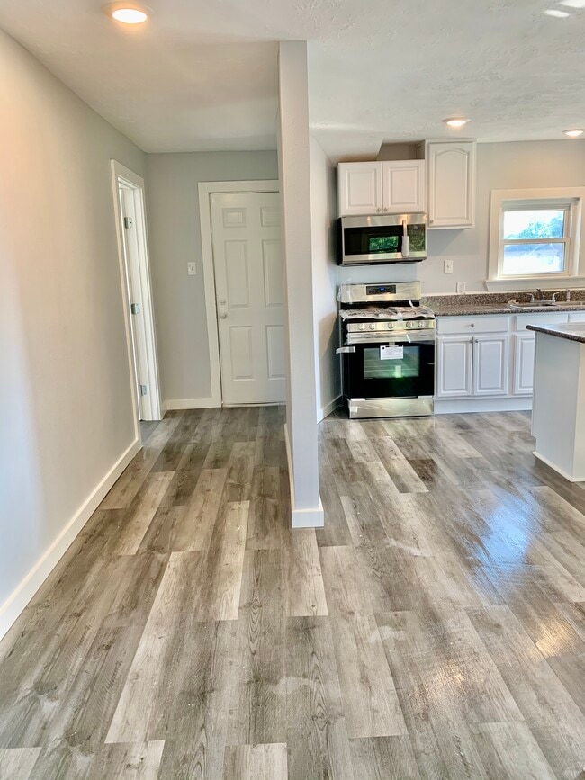 New flooring with open concept - 2620 Tuam St Unit 2