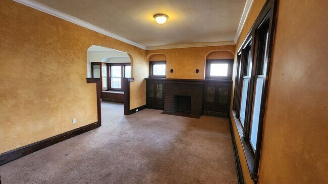 Photo - 4932 E 84th St Unidad Down